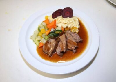 Gasthof Metzgerei Lamm - Kalbsbraten-mit-Schmorgemüse-und-Püree