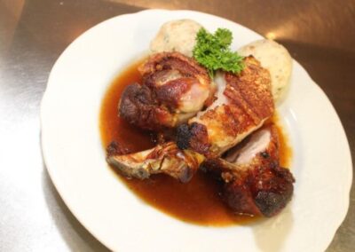 Gasthof Metzgerei Lamm - Knusprige-Schweinshaxe