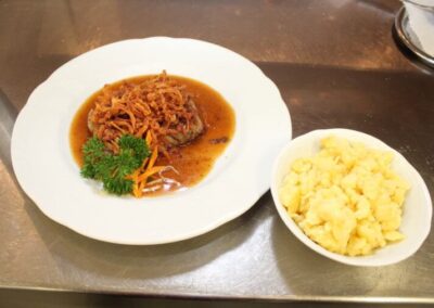 Gasthof Metzgerei Lamm - Schwäbischer-Zwiebelrostbraten-mit-hausgemachten-Spätzle
